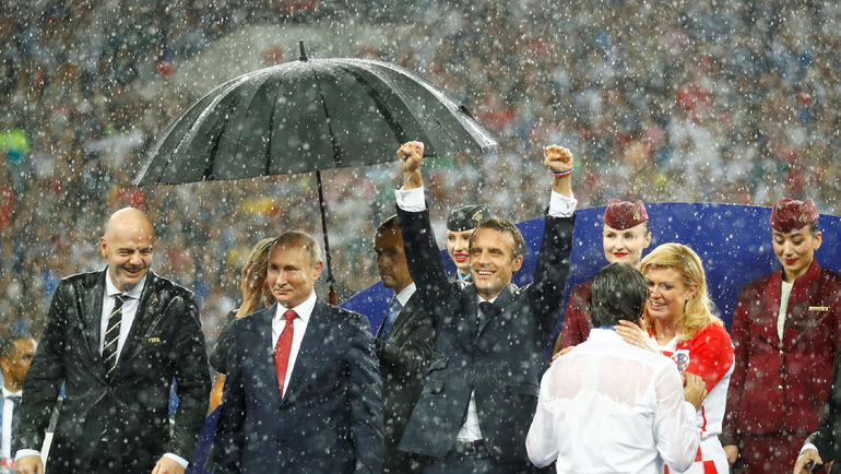 Зонт Путина популярнее золота Франции. Как мир обсуждает церемонию  награждения ЧМ-2018. Спорт-Экспресс
