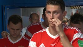 Илья КУТЕПОВ.7 июля. Сочи. Россия - Хорватия - 2:2 (пен. - 3:4). Защитник сборной России Илья КУТЕПОВ нюхает ватку с нашатырным спиртом во время перерыва.