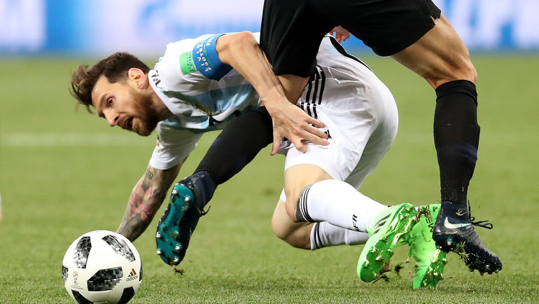 Бутсы Adidas не помогли Лионелю Месси одолеть хорватов, предпочитавших Nike. Фото AFP Бутсы Adidas не помогли Лионелю Месси одолеть хорватов, предпочитавших Nike. Фото AFP