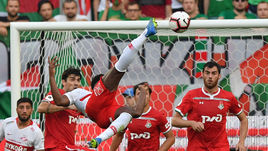4 августа. Москва. Черкизово. "Локомотив" - "Спартак" - 0:0. Удар ЗЕ ЛУИША через себя. Мимо!