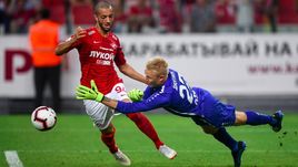 11 августа. Москва. Тушино. "Спартак" - "Анжи" - 1:0. Голкипер гостей Юрий ДЮПИН против спартаковца Софьяна ХАННИ.