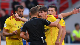 18 августа. Москва. ЦСКА - "Арсенал" - 3:0. Гиа ГРИГАЛАВА (слева) и игроки "Арсенала" спорят с судьей Владиславом БЕЗБОРОДОВЫМ после удаления.