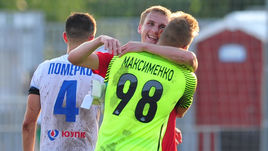 Артем МАМИН (в центре ) и Александр МАКСИМЕНКО, который уже играет за основной состав "Спартака".