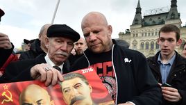 Джефф Монсон (в центре).