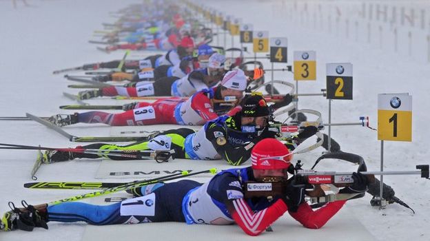 биатлонист на огневом рубеже