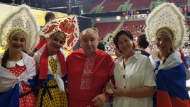 "Я стал дирижировать болельщиками. Порыв души". 60-летний поклонник "Зенита" зажег на гимнастике