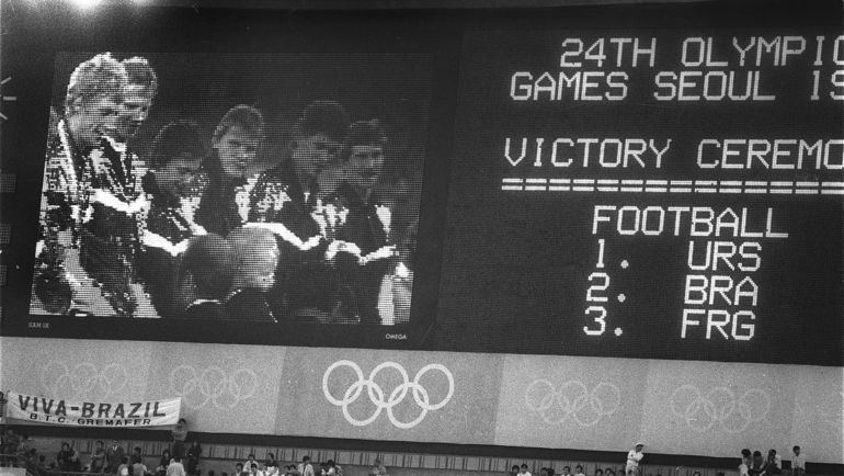 1 октября 1988 года. Сеул. СССР - Бразилия - 2:1 (д.в.). Награждение сборной СССР. Фото Игорь Уткин
