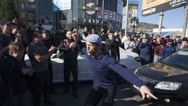 Танцы на улицах Махачкалы по случае победы Хабиба Нурмагомедова.