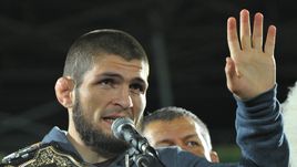 Хабиб Нурмагомедов с поясом чемпиона UFC.