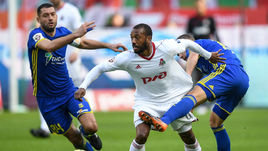 8 апреля. Москва. "Локомотив" - "Ростов" - 1:0. Александр Гацкан (слева) и Мануэл Фернандеш.