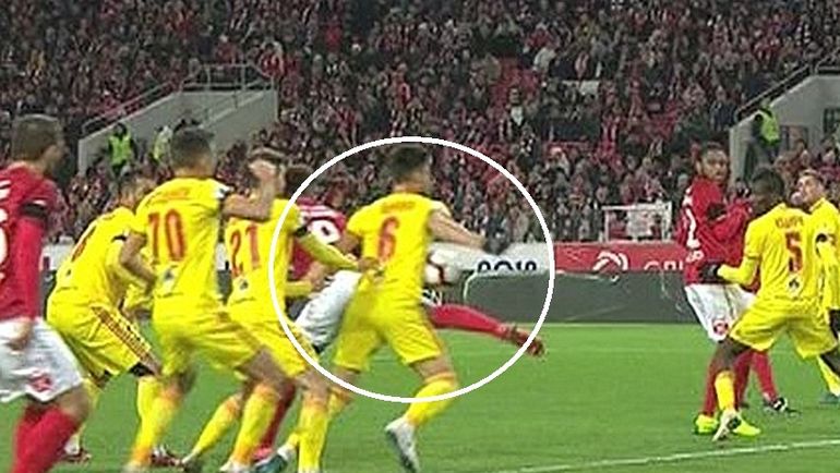 Спорный эпизод на 39-й минуте. Спорный эпизод на 39-й минуте.