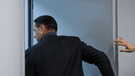 31 октября. Москва. "Локомотив" - "Енисей" - 4:1. Дмитрий Аленичев покидает пресс-конференцию после поражения в кубковом матче.