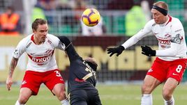 11 ноября. Уфа. "Уфа" – "Спартак" – 2:0. В игре Денис Глушаков (справа) и Андрей Ещенко.