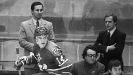 1980-е годы. Борис Шагас (в центре) с двукратным олимпийским чемпионом, защитником Сергеем Стариковым (№ 14) и членами тренерского штаба ЦСКА.