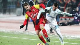 3 декабря. Тула. "Арсенал" - "Зенит" - 4:2. Роберт Мак (справа) против Кирилла Комбарова.