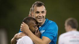 22 января. Доха. "Зенит" - "Локомотив" - 1:3. Мануэл Фернандеш (слева) и Артем Дзюба.