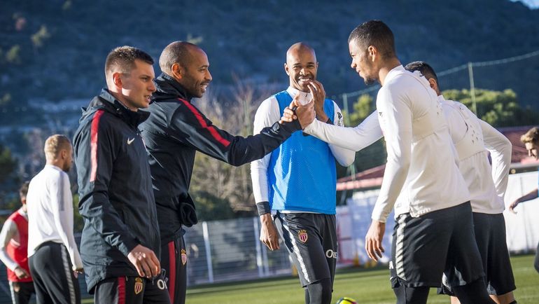 Главный тренер "Монако" Тьерри Анри (четвертый слева) отправил половину команды в дубль. Фото twitter.com/AS_Monaco