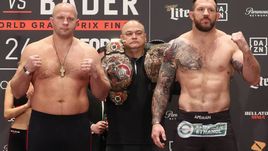 Федор Емельяненко (слева) оказался тяжелее Райана Бейдера на 3,8 килограмма.