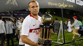 29 января. Доха. Капитан "Спартака" Денис Глушаков - с главным трофеем турнира.