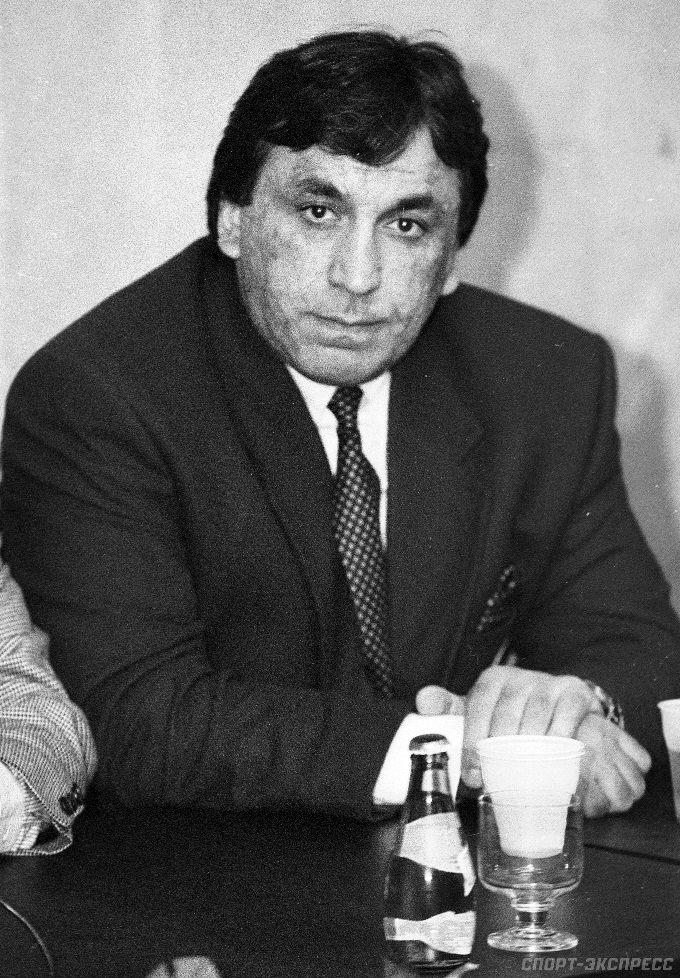 Завязал девушке глаза и пригласил друга Завязал девушке глаза и пригласил друга