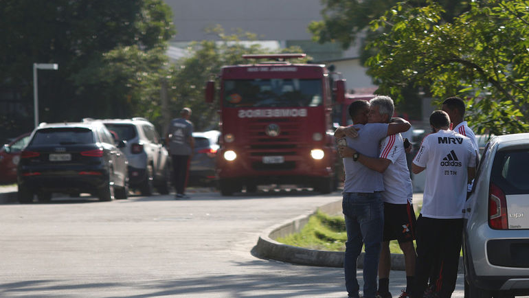 Сильный пожар на базе "Фламенго": погибли подростки
