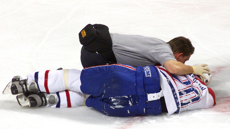 "Кровь лилась из шеи фонтаном". Один из самых кошмарных моментов в истории НХЛ
