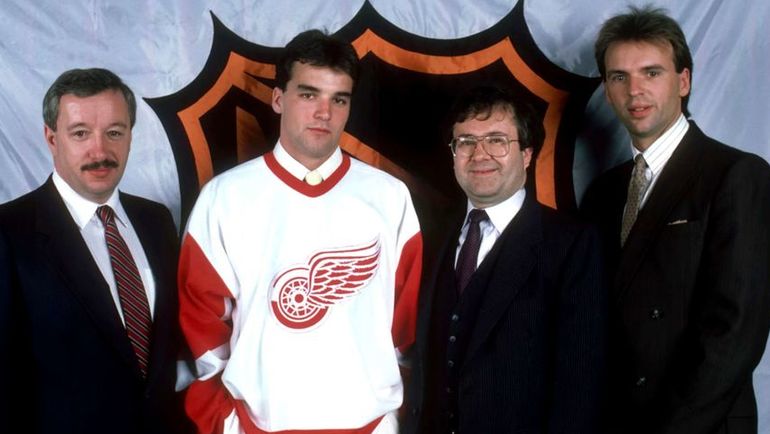 Первый номер драфта НХЛ - 1986 и обладатель Кубка Стэнли - 1990 Джо Мерфи после подписания контракта с "Детройтом".