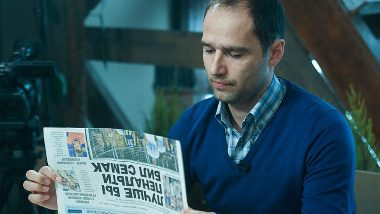 Роман Широков изучает номер газеты "Спорт-Экспресс". Фото Дарья Исаева, "СЭ"