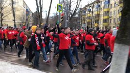 Фанаты "Спартака" идут на матч с "Динамо".