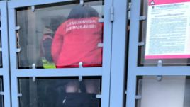 Болельщиков "Спартак" при входе на "Арену Химки", где пройдет матч 19-го тура чемпионата России против "Динамо", серьезно досматривают.