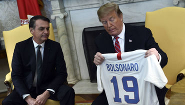 Президент Бразилии отдал футболку сборной с 10-м номером Трампу. А как же Неймар?!