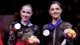 Алина Загитова и Евгения Медведева на подиуме чемпионата мира в Сайтаме.