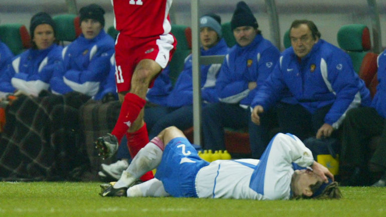 15 ноября 2004 года. Москва. Россия - Уэльс - 0:0. Вадим Евсеев после столкновения с Райаном Гиггзом. Фото REUTERS 15 ноября 2004 года. Москва. Россия - Уэльс - 0:0. Вадим Евсеев после столкновения с Райаном Гиггзом. Фото REUTERS