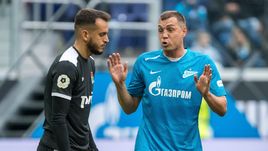 Вратарь "Локомотива" Гильерме и нападающий "Зенита" Артем Дзюба.