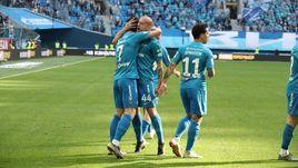 28 апреля. Санкт-Петербург. "Зенит" - "Крылья Советов" - 4:2. Одноклубники поздравляют Сердара Азмуна с голом.