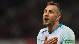 7 апреля. Москва. "Локомотив" - "Зенит" - 1:1. Артем Дзюба во время игровой паузы.