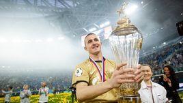 12 мая. Санкт-Петербург. "Зенит" - ЦСКА - 3:1. Андрей Лунев с чемпионским кубком.