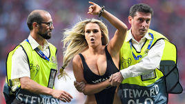1 июня. Мадрид. Прорыв женщины в купальнике на поле в финале Лиги чемпионов &quot;Тоттенхэм&quot; - &quot;Ливерпуль&quot;.