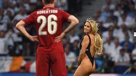1 июня. Мадрид. Прорыв женщины в купальнике на поле в финале Лиги чемпионов &quot;Тоттенхэм&quot; - &quot;Ливерпуль&quot;.