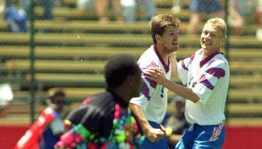 28 июня 1994 года. Россия - Камерун - 6:1. Олег Саленко и Валерий Карпин празднуют гол.