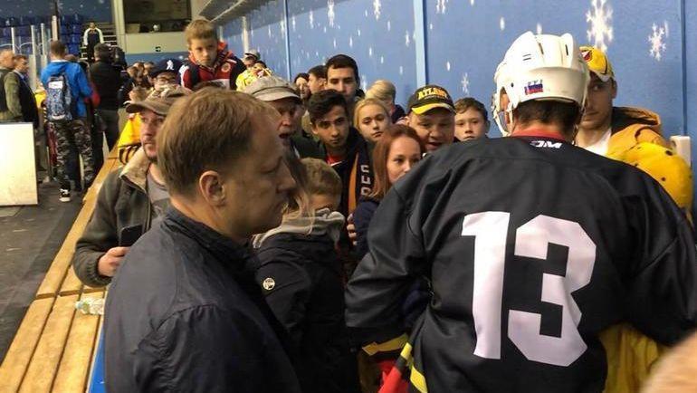 Николай Жердец после товарищеского матча раздает автографы болельщикам. Фото "СЭ"