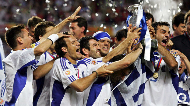 футболисты сборной Греции радуются победе 2004
