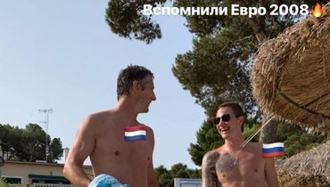 Вот это встреча. Павлюченко и Торбинский с ван дер Саром, которому они забивали в той самой игре Россия – Голландия