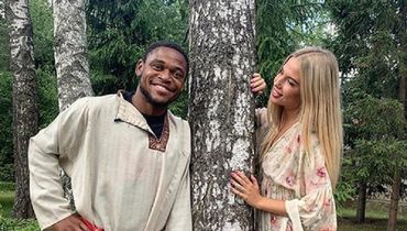 Луиз Адриану с девушкой.