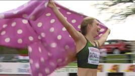 Аксана Гатауллина отпраздновала победу на юниорском чемпионате Европы с розовым одеялом вместо флага.