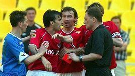 25 мая 2003 года. Москва. "Спартак" - "Динамо" - 2:1. Михаил Ходырев удаляет игрока "Спартака" Игора Митрески.