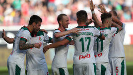 11 августа. Москва. "Локомотив" – "Урал" – 4:0. Игроки "Локомотива" поздравляют Рифата Жемалетдинова с забитым голом.