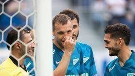 Артем Дзюба (в центре).