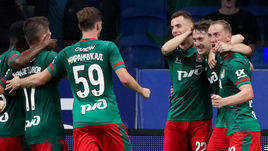 18 августа. Москва. «Динамо» - «Локомотив» - 1:2. Антон Миранчук (второй справа) вместе с партнерами празднует победный гол.