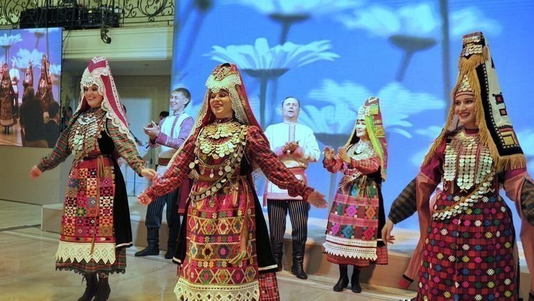 Удмуртский государственный театр фольклорной песни и танца «Айкай». Фото Андрей Поздеев, пресс-служба правительства Удмуртской Республики Удмуртский государственный театр фольклорной песни и танца «Айкай». Фото Андрей Поздеев, пресс-служба правительства Удмуртской Республики